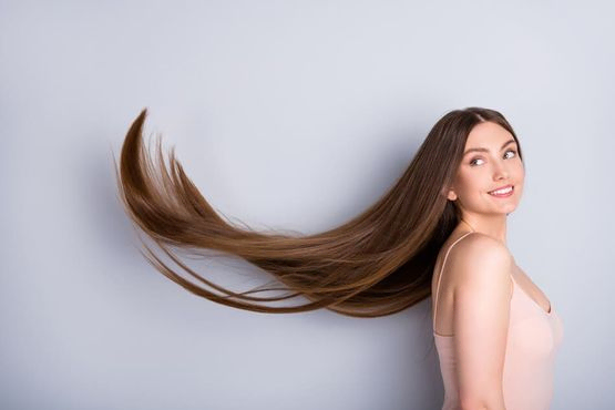 Mujer con pelo liso